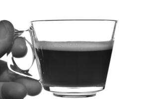 tazza di caffè espresso caffè nel mano contro bianca sfondo foto