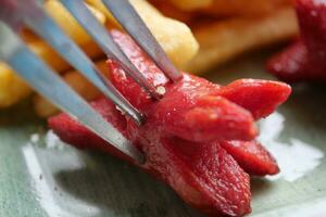 mini salsiccia servito con francese patatine fritte su un' piatto foto