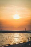 spettacolare tramonto su il spiaggia foto