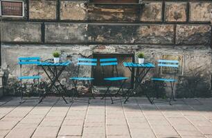 blu sedie e tavoli nel un' strada bar foto