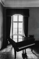 vecchio pianoforte nel un' buio camera foto