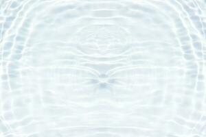 defocus sfocato trasparente blu colorato chiaro calma acqua superficie struttura con spruzzi riflessione. di moda astratto natura sfondo. acqua onde nel luce del sole con copia spazio. blu acquerello splendore. foto