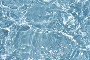 defocus sfocato trasparente blu colorato chiaro calma acqua superficie struttura con spruzzi riflessione. di moda astratto natura sfondo. acqua onde nel luce del sole con copia spazio. blu acquerello splendore. foto