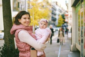 all'aperto ritratto di contento giovane madre Tenere carino poco bambino ragazza, inverno nel Europa, Montreux, Svizzera foto