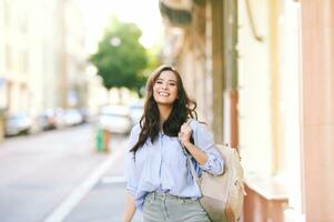 moda ritratto di bellissimo giovane donna, indossare blu camicia, in posa all'aperto foto