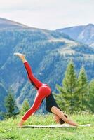 all'aperto ritratto di salutare donna praticante yoga nel montagne foto