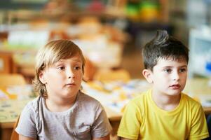 Due concentrato 4-5 anno vecchio ragazzi nel aula, prescolastico bambini foto