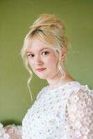 bellezza ritratto di bella giovane 15 - 16 anno vecchio adolescente ragazza indossare bianca vestito in posa su verde sfondo foto