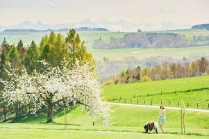 all'aperto ritratto di contento giovane donna giocando con pony, azienda agricola vacanza foto