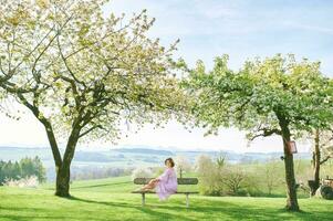 all'aperto primavera ritratto di contento giovane donna godendo simpatico soleggiato giorno foto