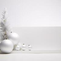invernale cosmetico scenario con un' bianca In piedi e festivo ornamenti su un' pallido sfondo. foto