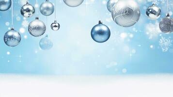 scintillante Natale ornamenti Natale palle su un' nevoso sfondo. copia spazio. foto