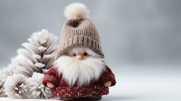 isolato Santa Claus nel il modulo di un' fatti a mano Natale giocattolo, simboleggiante il nuovo anno, si siede su un' puro bianca sfondo. foto