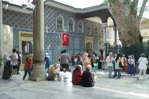 tacchino Istanbul 22 Maggio 2023. Turco bandiera su il parete di un' eyup sultano moschea foto