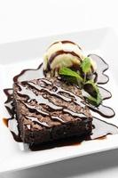 brownie vegan al cioccolato con gelato alla vaniglia senza lattosio foto
