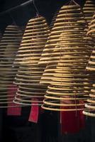 tradizionali bobine di incenso che bruciano all'interno del tempio cinese a-ma a macau foto