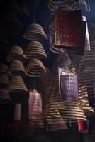 tradizionali bobine di incenso che bruciano all'interno del tempio cinese a-ma a macau foto