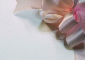 un' rosa nastro isolato su un' bianca sfondo. rosa Riccio nastro. vuoto spazio per design. romantico sfondo Immagine foto