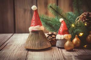 ai generato Natale decorazioni con di legno gnomi e pino coni foto