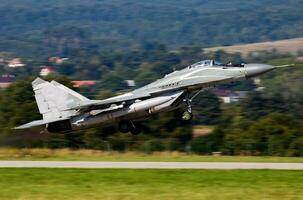 militare combattente Jet aereo a aria base. aeroporto e aeroporto. aria vigore volo operazione. aviazione e aereo. aria difesa. militare industria. volare e volare. foto