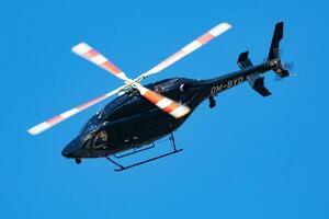 governo polizia elicottero a aeroporto. aviazione e aereo. commerciale e generale aviazione. aviazione industria. volare e volare. foto