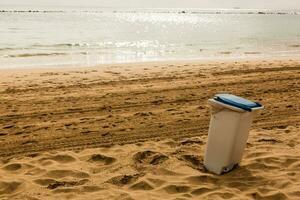 spazzatura barile su spiaggia, spazzatura può foto