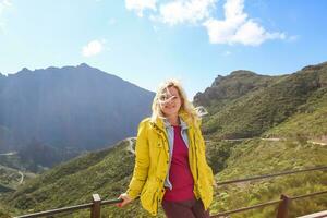 donna su montagna villaggio masca su tenerife, Spagna. tenerife punto di riferimento paesaggio foto