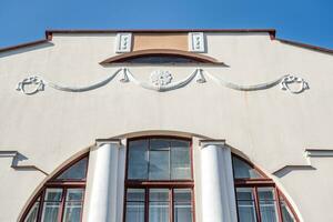 finestre con decorativo elementi su un vecchio di legno o mattone edificio foto