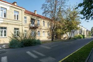 finestre con decorativo elementi su un vecchio di legno o mattone edificio foto