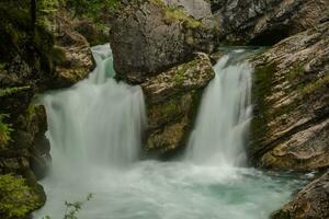 incredibile Doppio cascata con un' bacino di nome strimpellante cascata nel superiore Austria dettaglio foto