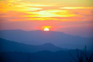 tramonto su superiore di il montagna foto