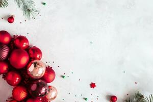 Natale composizione. abete albero rami, rosso decorazioni su grigio sfondo, fiori composizione. bianca e viola fiori su marmo sfondo, eucalipto foglie, inverno, superiore Visualizza. Natale regalo. foto