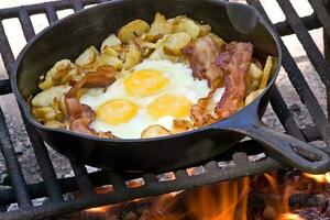 cucinando, capocuoco prepara pentola calda nel il frittura padella nel il cucina, cucinando pentola calda nel il stufato padella, grigliato pollo coscia su il fiammeggiante griglia, cucinando pentola calda nel il frittura padella, Alimenti cucinando foto