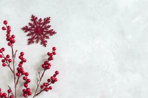 Natale composizione. abete albero rami, rosso decorazioni su grigio sfondo, fiori composizione. bianca e viola fiori su marmo sfondo, eucalipto foglie, inverno, superiore Visualizza. Natale regalo. foto