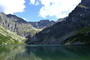 un' verde acqua lago nel montagne, nuvoloso tempo atmosferico. 'strano staw gasienicowy' lago nel Tatry, Polonia foto