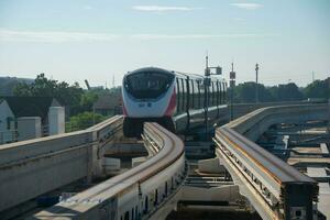 bangkok, thailandia-novembre 25, 2023- cielo treno di metropolitano rapido transito rosa linea in esecuzione su treno traccia. foto