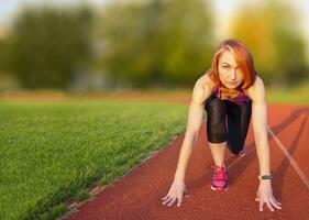 bellissimo donna su il gara traccia è pronto per correre. concetto di inizio e attivo stile di vita foto