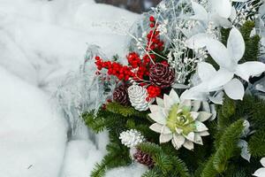 Natale decorazione di agrifoglio bacca e pino cono foto