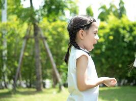 bambino ragazzo ragazza femmina donna signora persona persone umano Candido foto ritratto copia spazio bella bellissimo giocare godere divertimento giardino all'aperto Sorridi contento viso stile di vita bambino espressione sfondo figlia