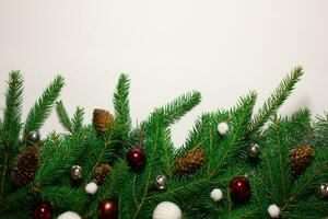 creativo nuovo anni confine a partire dal Natale albero rami. posto per testo. Natale sfondo nel retrò stile. nuovo anno e Natale carta. natura nuovo anno concetto. copia spazio foto