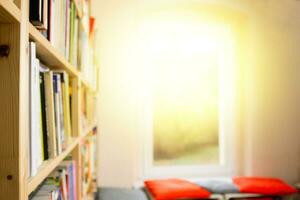 di legno scaffali con libri nel il biblioteca. copia spazio. il concetto di apprendimento e auto-esplorazione foto