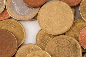 Euro monete siamo sparpagliato su un' tavolo foto