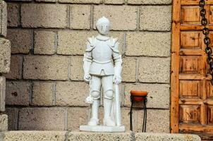un' statua di un' cavaliere sta al di fuori di un' edificio foto