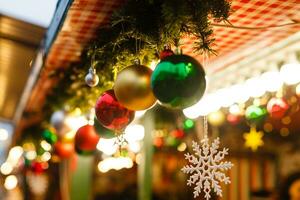 colorato vicino su dettagli di Natale giusto mercato. palle decorazioni per i saldi. foto