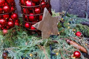 colorato vicino su dettagli di Natale giusto mercato. palle decorazioni per i saldi. foto