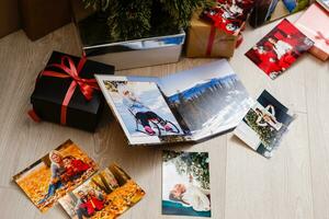 nuovo anno festeggiare. album fotografico con fotografie di estate viaggio sotto il Natale albero