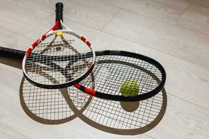 tennis concetto con il palle e racchetta foto