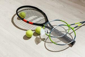 tennis attrezzatura contro un' di legno sfondo foto