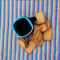un' tazza di tè con caffè e biscotti. nero e blu tazza. foto