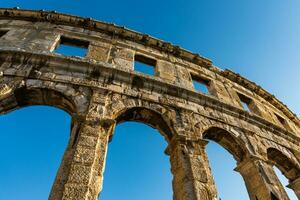 antico romano anfiteatro con blu cielo su il sfondo foto